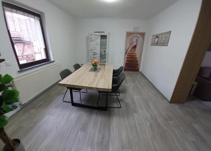 Ganze Ferienwohnung 5 Km Von Erfurt, Mit Kaffeevollautomat, Tv, Wlan, Boxspringbett, Schlafsofa Und Einkaufsmoeglichkeiten, Sehr Gute Anbindung Zur A71 Und A4, Kostenloser Oeff Parkplatz Fuer Pkw Und Transporter