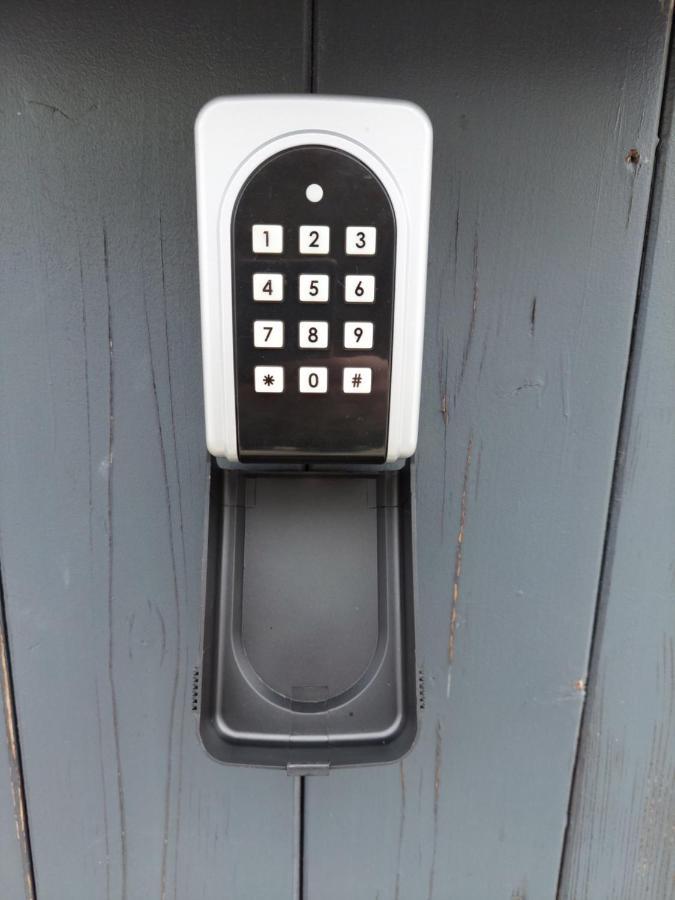 Modernes Near Erfurt, Mit Kaffeevollautomat, Entertainmentpaket, Wlan , Einkaufsmöglichkeiten Und Kostenlosen Parkplatz Für Pkw Und Transporter